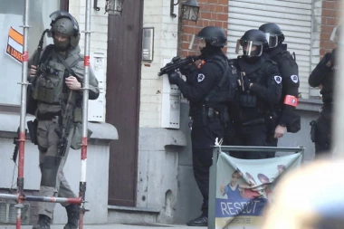 Crnogorac napao ženu sekirom, a prolaznicima PRETIO EKSPLOZIVOM!