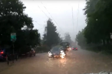 (VIDEO) SARAJEVO POPLAVLJENO: Reka vode teče ulicama!