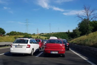 VOZAČI, BEZ ŽURBE! Magla i poledica na kolovozima!