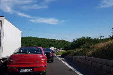 (FOTO) KARAMBOL! Sudar kod Begaljičkog brda - kilometarske kolone!