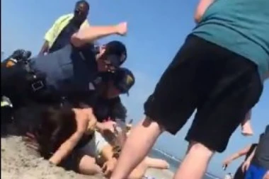 (VIDEO) Policajci brutalno PRETUKLI MALOLETNICU pred bebom iz BIZARNOG RAZLOGA!