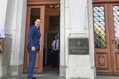 PRVI RADNI DAN SINIŠE MALOG U MINISTARSTVU FINANSIJA