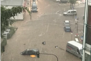(VIDEO) OLUJA RAZORILA NEMAČKU: Ljudi zarobljeni, ulice poplavljene!