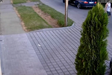 (VIDEO) SRAMOTA: Momak brutalno prebio dedu nasred ulice u Staroj Pazovi