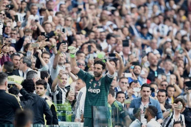 Legendarni Bufon i šaljiv govor: Sada imam i dres Maldinijevog sina, čekam i njihove unuke!