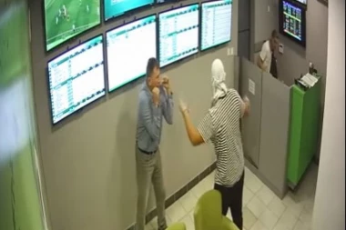 (VIDEO) KAMERE SVE SNIMILE: Razbojnik upao u kladionicu i UBRZO GORKO ZAŽALIO