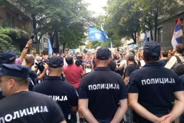 (FOTO) "GDE VAM JE ŠEŠELJ": Organizatori albanskog festivala u Beogradu provocirali radikale