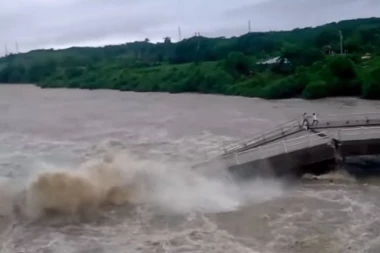 (VIDEO) SRUŠILO IM SE TLO POD NOGAMA: Evo kako su dva čoveka za dlaku izbegla SMRT!