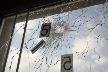 NE PRESTAJU ŠIPTARSKI NAPADI NA SRBE: Razvaljena ambulanta kod Prizrena!