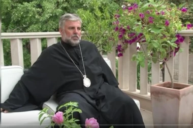 (VIDEO) ŠOK! Pogledajte kako bahati vladika preti novinarima