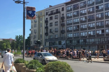 (VIDEO) ODJEKUJE PESMA BEOGRADOM: Maturanti proslavljaju poslednji dan škole!