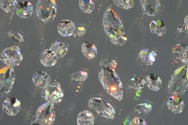 BUGARKA UHAPŠENA SA 15 KILOGRAMA "SVAROVSKI" KRISTALA!