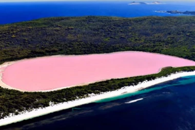 (VIDEO) NESTVARAN PRIZOR: Ovo jezero u Australiji ostavlja bez daha, njegova boja će vas oduševiti!