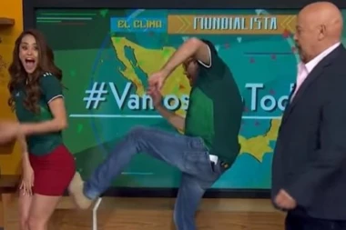 (VIDEO) Seksi voditeljku udarali po zadnjici za sreću na SP