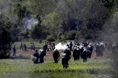 HAOS NA GRANICI HRVATSKE I BOSNE: Opšta makljaža između migranata i policije, BLOKIRAN PRELAZ