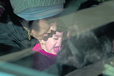 HRVATSKA POLICIJA SE IŽIVLJAVA NAD MIGRANTIMA: Tuku nas pendrecima pred decom!