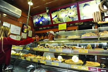 PODVALJUJU LOŠE PECIVO I BRAŠNO I PARIZER PUN SOJE: Pekari i mesari najviše obmanjuju kupce u Srbiji