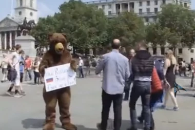 (VIDEO) RUSKI MEDVED POZVAO BRITANCE: Zagrlite me