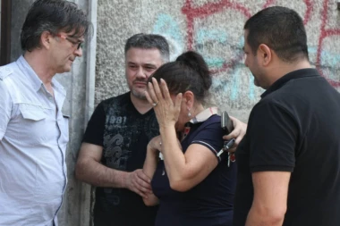 (FOTO) SINANOV SIN NOSI OCA U KOVČEGU, SUPRUGA JECA NA ULICI!