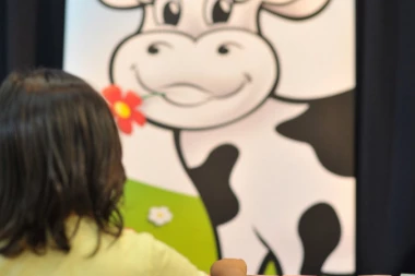 IMLEK OBELEŽIO SVETSKI DAN MLEKA: Moja Kravica mlečni paketići za nezbrinutu decu širom Srbije