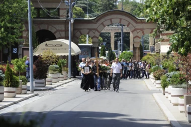 Bojovići se oprostili od Miloradovića: SAHRANJEN UZ LUKINOG BRATA
