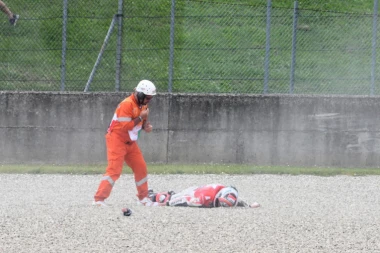 (VIDEO) HOROR NA STAZI: Italijanski motociklista doživeo jezivu nesreću tokom treninga!