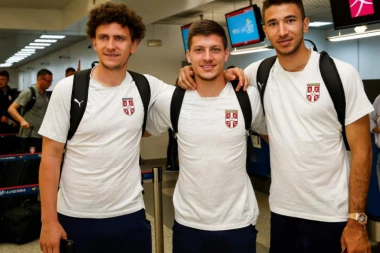 (FOTO) ZAVRŠNI RADOVI PRED MUNDIJAL: Fudbaleri stigli u Grac!