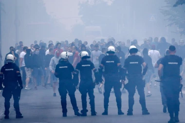 HAOS U VUKOVARU: Žestoka tuča "Grobara" i "Bed blu bojsa", korišćene baklje, motike i kamenice!