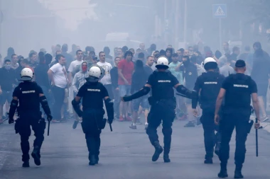 Pet navijača povređeno u tuči navijača u Bazelu