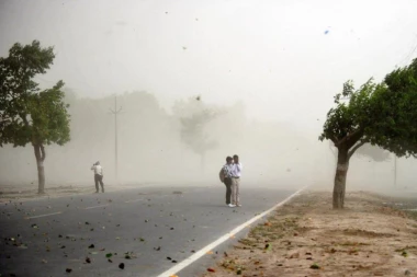 (VIDEO) NEVEROVATNA SCENA: Vetar digao i prodavca i suncobran u vazduh!
