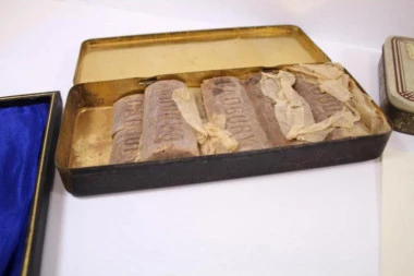 (VIDEO) BOŽIĆNI POKLON ZA HEROJA: Pronađena netaknuta kutija čokolade iz Prvog svetskog rata