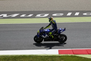 BIZARNO: Navijači Valentina Rosija "sahranili" Marka Markesa kraj Muđela