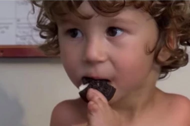 (VIDEO) OVAJ DEČAK JE ISTERAN IZ RESTORANA: Kada čujete razlog krenuće vam suze na oči!