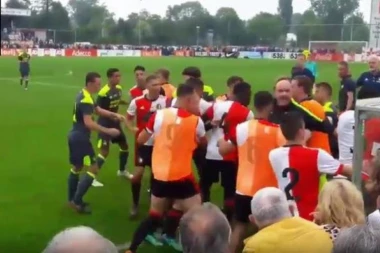 (VIDEO) Cirkus u Holandiji: POTUKLI SE FUDBALERI, PA ZATIM I NAVIJAČI!