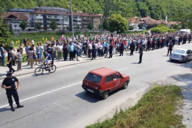 Malinari ni danas ne odustaju od protesta - BLOKIRAN PUT KOD PRIJEPOLJA!