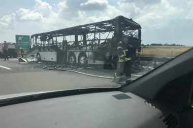(VIDEO) DRAMA KOD ŠIMANOVACA: Plamen progutao autobus na auto-putu!