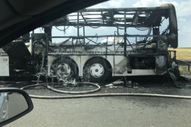 ZAPALIO SE IZ ČISTA MIRA, SPASAVALI SMO ŽIVE GLAVE: Evo šta kažu očevici izgorelog hrvatskog autobusa!