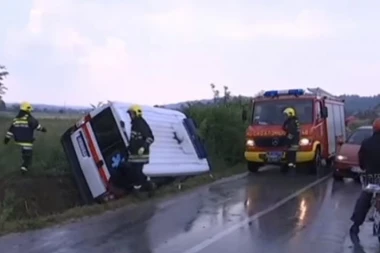(VIDEO) NESREĆA KOD ČAČKA: Prevrnulo se vozilo Hitne pomoći, ŠEST OSOBA povređeno!