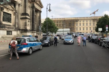 (FOTO, VIDEO) BERLIN U BLOKADI! Teška PUCNJAVA U KATEDRALI - policija ranila muškarca!