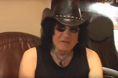 Završio na Zelenjaku: Milić Vukašinović sa ženom prodaje kućnu hemiju!