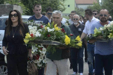 (VIDEO) DRAGANA U SUZAMA NA SINANOVOJ SAHRANI: Legendarna petorka više nikada neće biti ista!