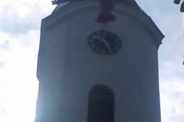 (FOTO) UVERENI DA JE ZNAK OD BOGA! Aleksandrovac u šoku: Prvo su videli SOTONU, a sada je GROM UDARIO U CRKVU!