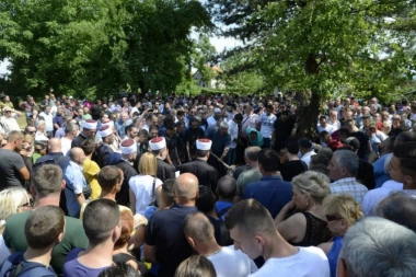 NA SINANOVOJ SAHRANI PRAVILI SELFIJE!