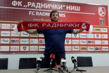 (FOTO) Lalatović promovisan u Nišu, NAVIJAČI MU PORUČILI GRAFITOM DA JE NEPOŽELJAN!