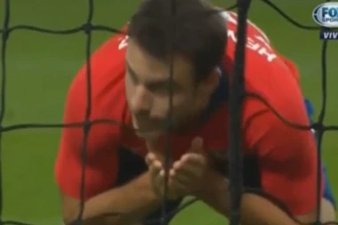 (VIDEO) DA LI JE MOGUĆE DA JE OVO PROMAŠIO: Čileanac nasmejao planetu