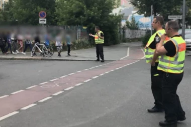 (FOTO) PANIKA U BERLINU: Blokirana osnovna škola zbog "OPASNE SITUACIJE"