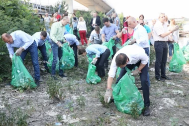 (FOTO) Zasukali rukave i dobro se preznojili - OVAKO SU MINISTRI ČISTILI SA PREMIJERKOM