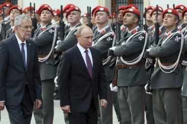 PUTIN STIGAO U BEČ: Predsednik Rusije dočekan najvišim vojnim počastima!