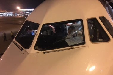 (FOTO) Prinudno sletanje na beogradskom aerodromu: Avionu NAPRSLO staklo