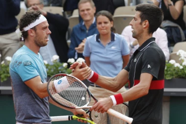 (FOTO) Hvala Pariz, hvala Rolan Garos: NAŠ TENISER SE LEPIM GESTOM OPROSTIO OD TURNIRA!